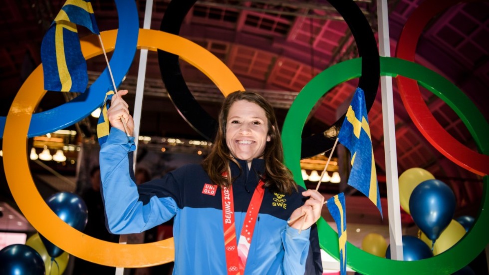 Sara Hector med OS-guldet runt halsen på Centralstationen i Stockholm.