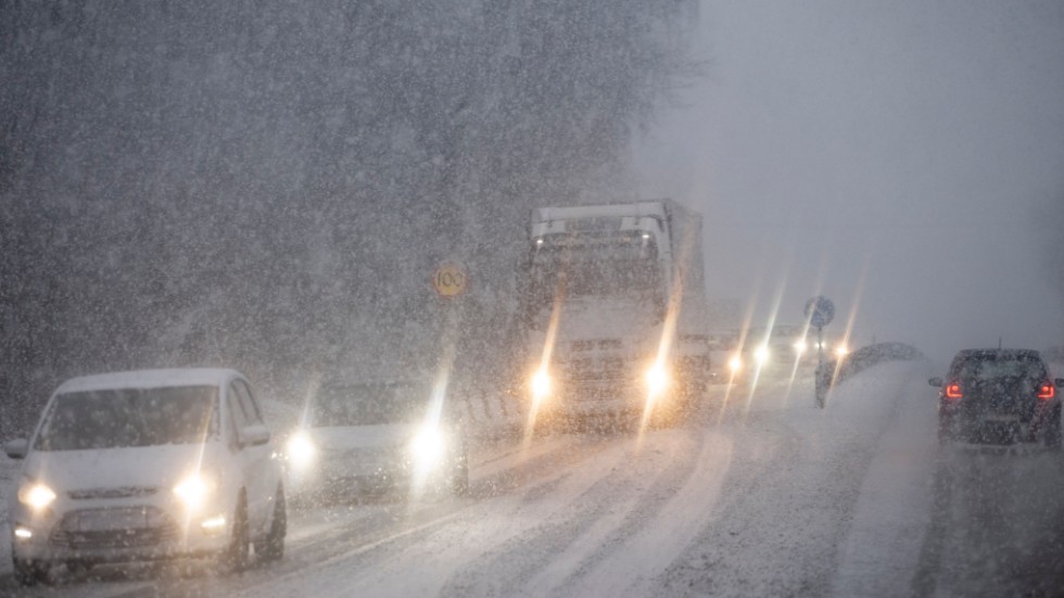 SMHI varnar för snöfall med risk för halka, snömodd och dålig sikt. Arkivbild.