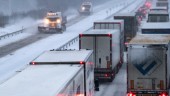 Fel däck och tyngd stoppar lastbilar i snön