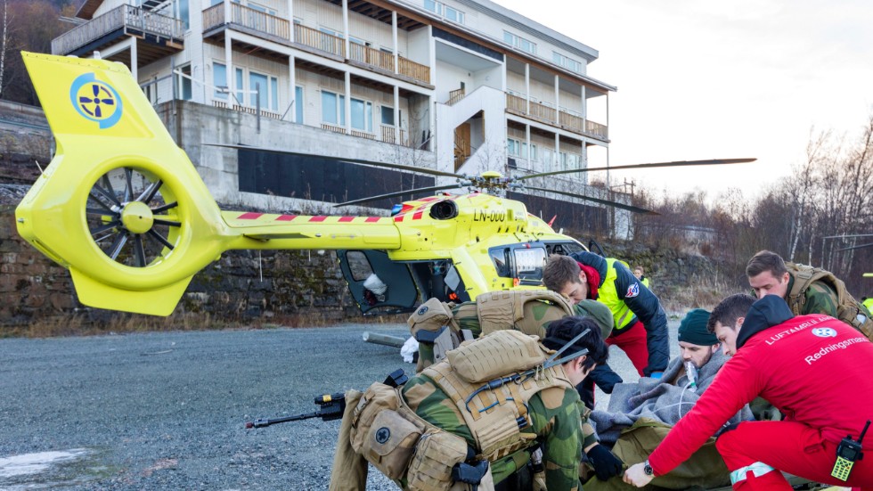 Övning med en norsk Airbushelikopter av den typ som nyligen tvingades nödlanda. Nu införs restriktioner för typen också i Sverige. Arkivbild.