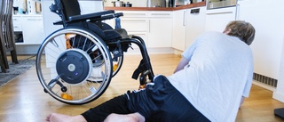 Åldring ramlade ur rullstol och skadade fotled