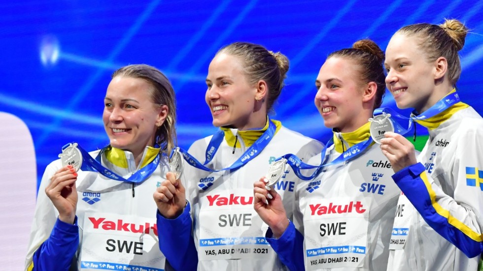 Sarah Sjöström, Michelle Coleman, Sara Junevik och Louise Hanssonj med silvermedaljen på 4x50 meter fritt.