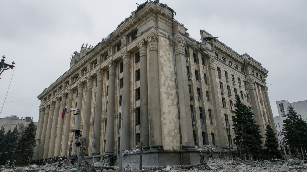 Stadshuset i Charkiv efter ryska bombningar på tisdagen. Ryssland anklagas för urskillningslösa anfall i området.