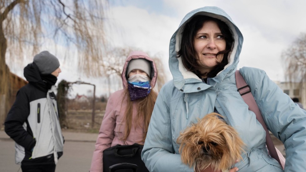 Jelena Damidas, med sonen Kostia och dottern Maria, i polska Medyka.