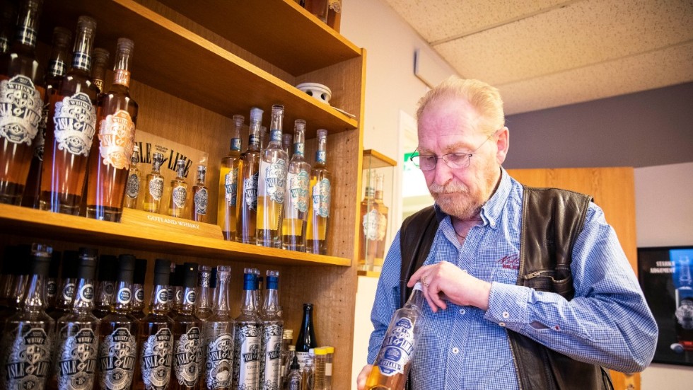 Gotland Whiskys vd Anders Stumle med den kommande whiskyn, som får namnet "Isle of Lime Gotland". Nästa år ska den finnas i Systembolagets fasta sortiment.