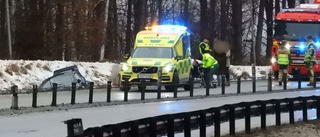 Bilist fick sladd och snurrade ned i diket – en till sjukhus