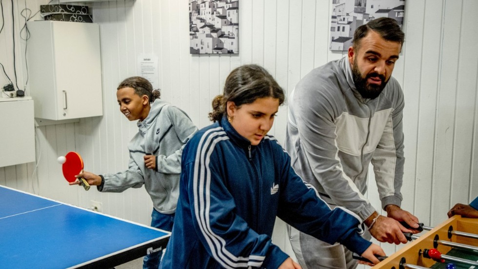 Mohammed Ali är rutinerad på bordsfotboll och ger instruktioner till Shahed Al-Mukhlis. I bakgrunden ses Amged Sayed vid pingisbordet. Minimix finns i en stuga vid en parklek. Lokalen är inte modern, men stämningen är god.