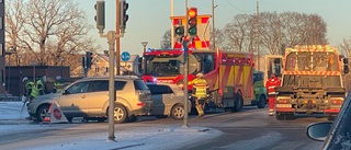 Två bilar i krock i korsning i centrala Eskilstuna