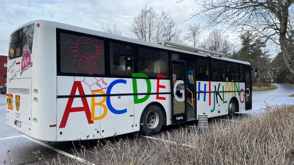 Våra bussar gör det möjligt för barnen att komma iväg och få uppleva länets fantastiska kultur och natur, menar insändarskribenten.