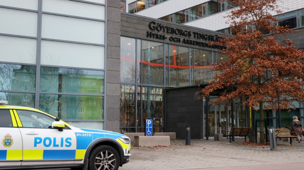 En 20-årig man döms av Göteborgs tingsrätt till fem månaders fängelse efter en raketattack mot en polispatrull. Arkivbild.