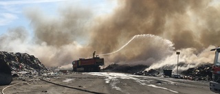 Branden under Degermyran ökade i intensitet under natten: Nu tillbaka i normalläge 