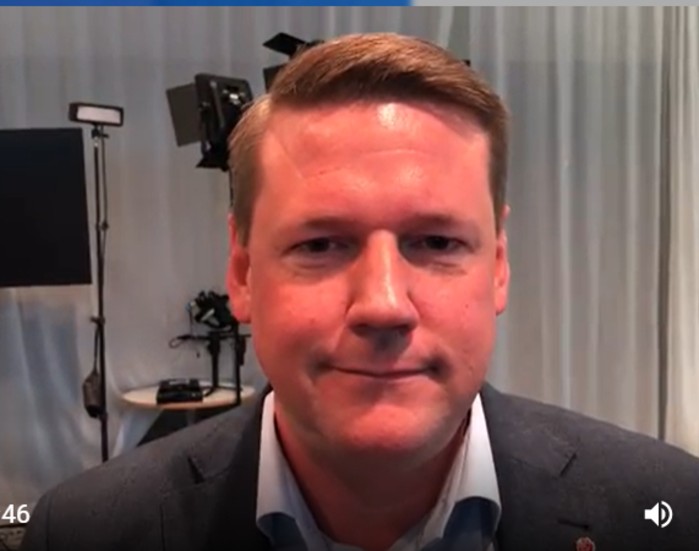NSD:s politiske chefredaktör Olov Abrahamsson fick ett snack med nya partisekreteraren Tobias Baudin i kongressvimlet i Göteborg.