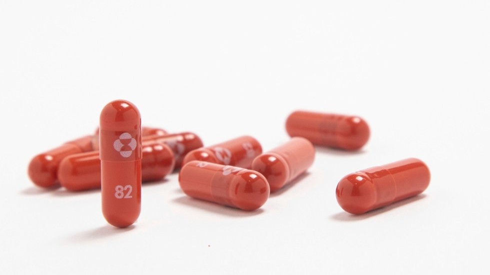 Storbritannien har som första land godkänt ett piller mot covid-19.