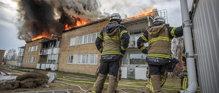 Räddningstjänsten: "Branden sprider sig över hela taket"