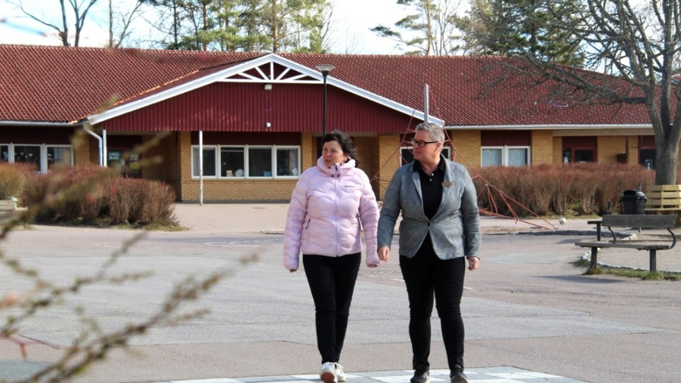 Rektorerna Martina Borg och Charlotta Jonsson, vid Rimforsa skola, vittnar om ett akut behov av skollokaler. "Vi hade behövt vara längre fram i processen", konstaterar de.