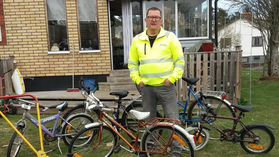 Att reparera och fixa till gamla cyklar och gräsklippare är för Johnny Johansson en hobby. "Hemma hos mig är det gräsklippare och cyklar överallt"