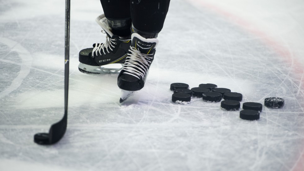En ishockeyspelare skadades efter att motståndarspelare svingat klubban i ansiktet. Arkivbild.
