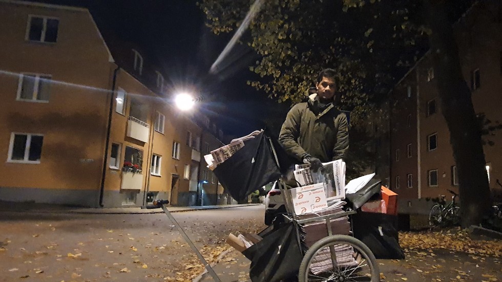 Shawon Kumar Baral är ett av Correns ca 150 tidningsbud. På dagarna pluggar han till elektroingenjör vid Linköpings universitet och på nätterna delar han ut tidningar och paket.