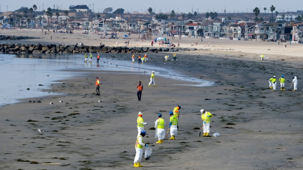 Olja tas bort från stranden i Newport i Kalifornien