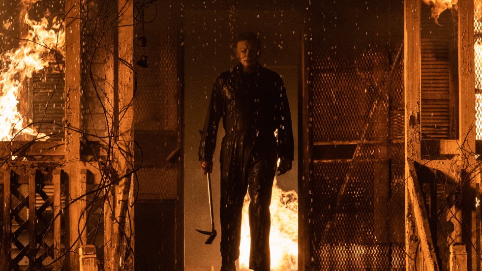 Den ikoniska skräckgestalten Michael Meyers fortsätter att vandra oberörd ur brinnande hus, gömma sig i garderober och brutalt hugga ihjäl människor i nya filmen "Halloween kills".