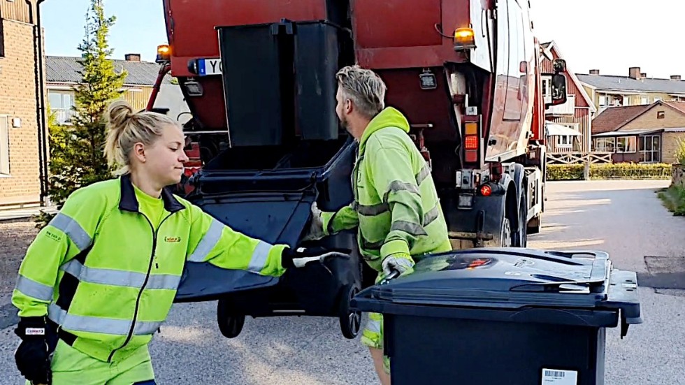 Hämtningen av sorterat avfall blir billigare för de flesta ägare till villor och fritidshus i vimmerby - om de sorterar. På bilden hämtar Daniella Johansson och Jimmy Rödin avfall i centrala Vimmerby vid ett tidigare tillfälle.