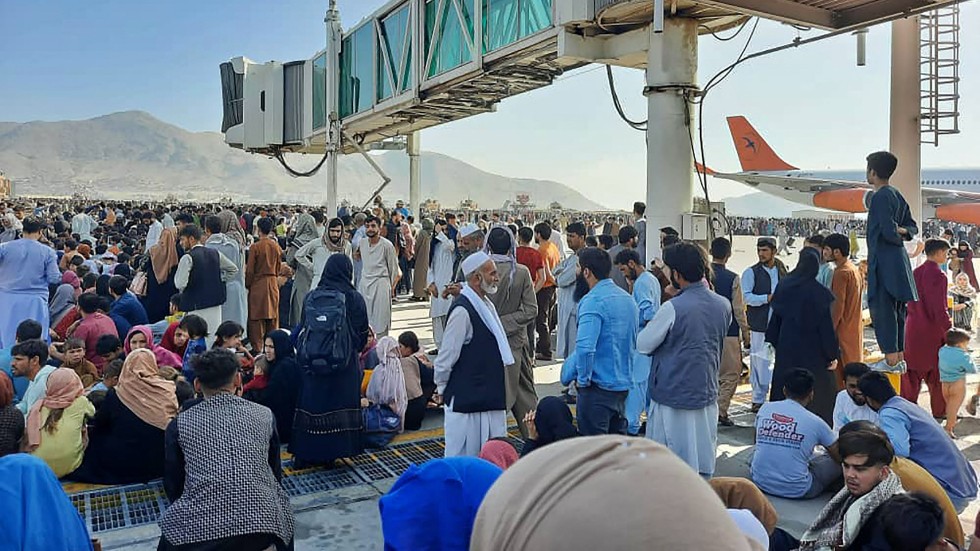 Folkmassor söker sig till Kabuls flygplats, efter att talibanerna intagit Afghanistans huvudstad.