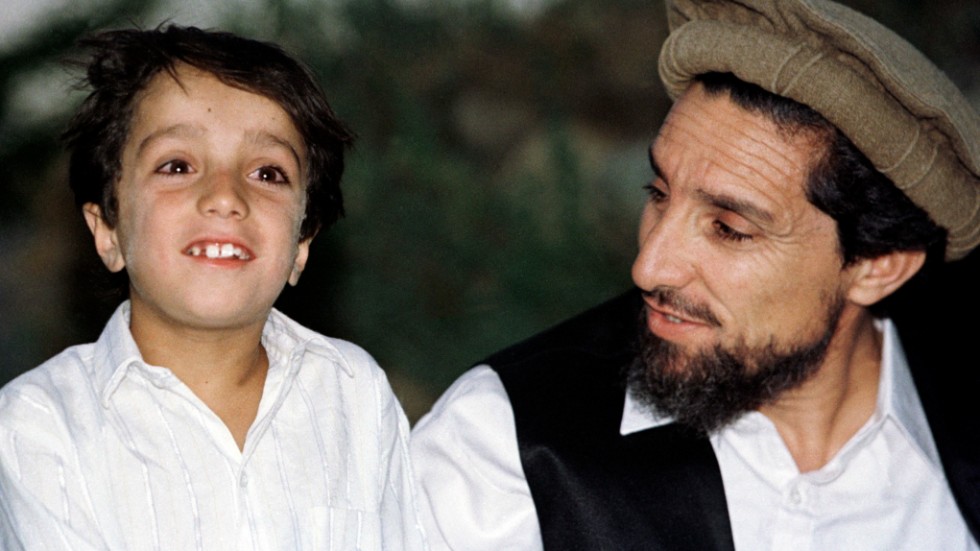 Den legendariske Ahmad Shah Massoud, som ledde Norra alliansens motstånd mot talibanernas förra regim, och den då åttaårige sonen Ahmad Massoud i Panjshirdalen 1997. Nu ska sonen axla faderns mantel.