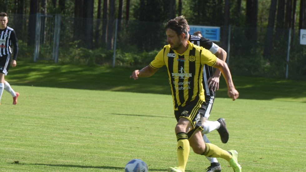 Ted Åström Åberg väljer mellan två klubbar inför kommande säsong. 