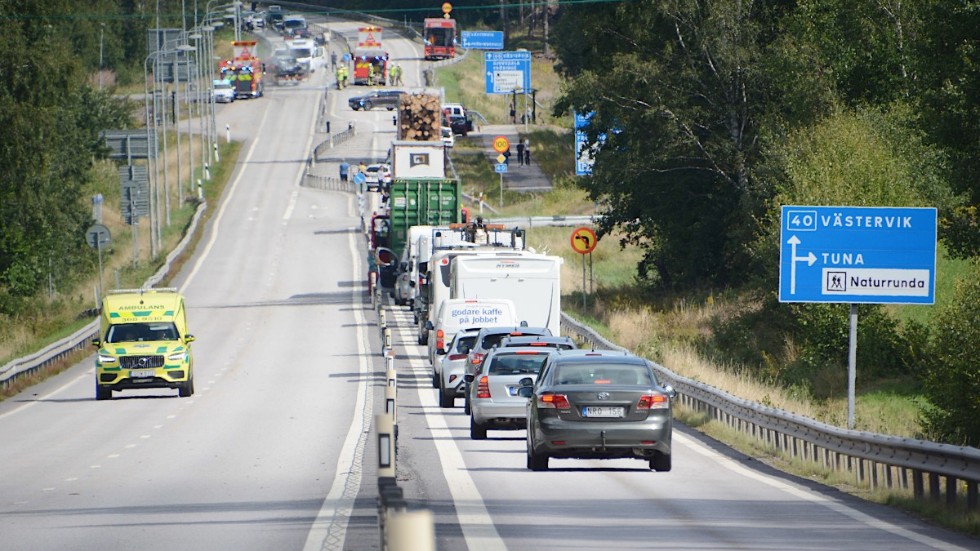 Olyckan inträffade vid 11.10-tiden på riksväg 40 vid infarten till Frödinge. Vägen stängdes av i båda riktningarna under räddningsarbetet. Här lämnar en av tre ambulanser olycksplatsen strax efter klockan 12.