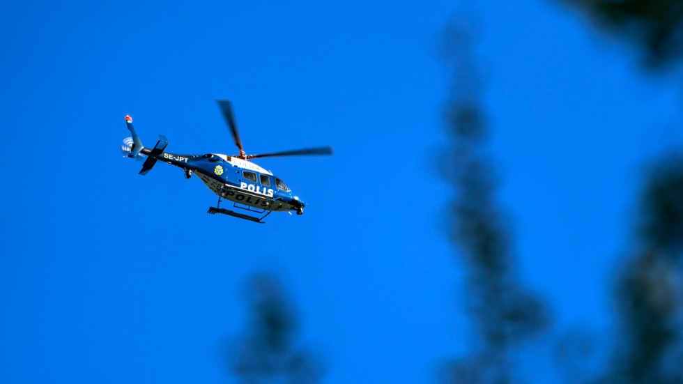 Polisen har bland annat sökt med helikopter efter en kvinna i 80-årsåldern som har varit försvunnen sedan i måndags. Arkivbild.