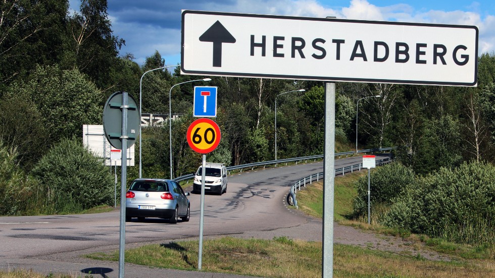 Hur hållbart är det att dra in busslinjen till Herstadberg och samtidigt sätta in extra bussar till Björkalund undrar signaturen Boende i Herstadberg.