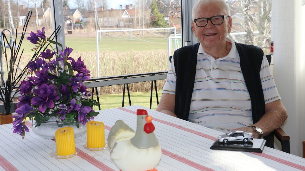 Bilhandlarveteranen Bertil Arvidsson, 87, i Vimmerby kan berätta om när Vimmerby växte fram som bilhandlarstaden under 1950- och 60-talen. Gärna sittande här i uterummet hemma i villan.