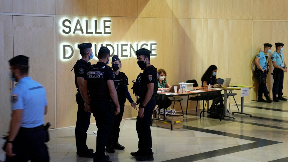 Polis på plats utanför den specialbyggda rättegångssal inne i Justitiepalatset i Paris där terrordåden 2015 nu avhandlas i domstol.