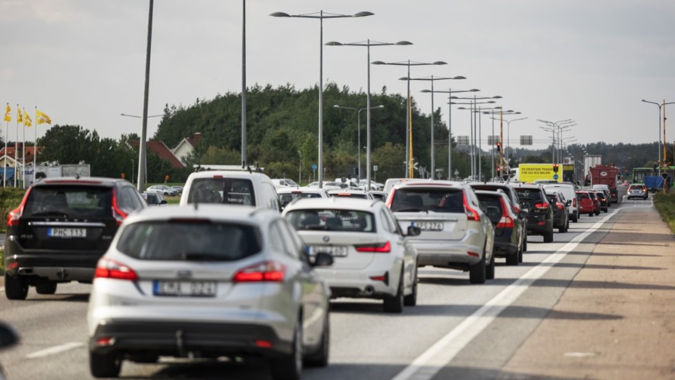 Att försämra möjligheterna att besöka städer med bil är att slå undan benen för mycket av den service och handel som städer har att erbjuda, menar debattören från Motorbranschens riksförbund.