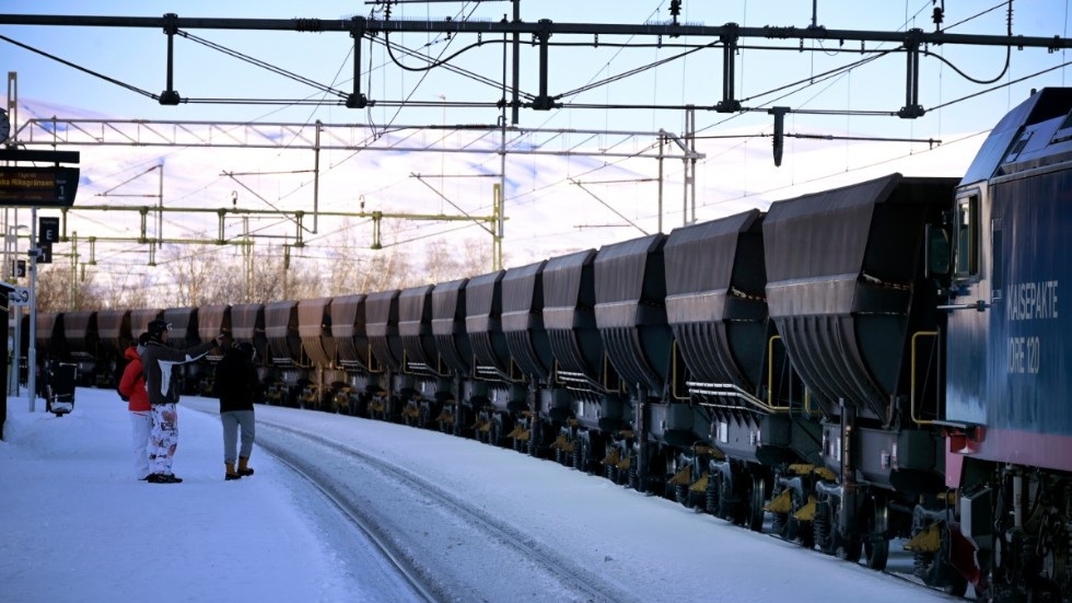 Det är stopp i tågtrafiken mellan Kiruna och Narvik sedan ett malmtåg spårat ur. Tåget på bilden har inget med texten att göra. Arkivbild.