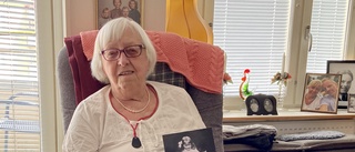 95-åriga Mona-Lisa debuterar med boken om sitt liv