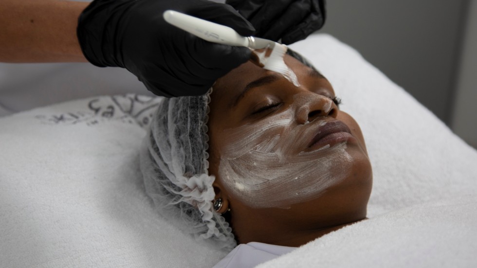 En hudblekande ansiktsmask läggs på en kvinna i Johannesburg, Sydafrika. Arkivbild.
