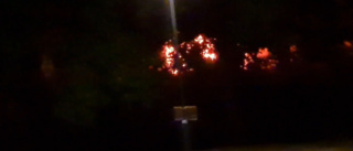 Nattlig brand: Personbil i lågor