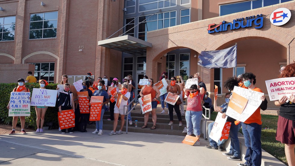 Aktivister, som förespråkar rätten till fri abort, demonstrerar i Edinburg i Texas.