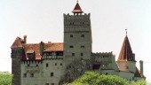 Turister får vaccin – i Draculas slott