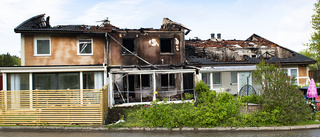 Kraftig brand i radhuslänga: Flera lägenheter förstörda