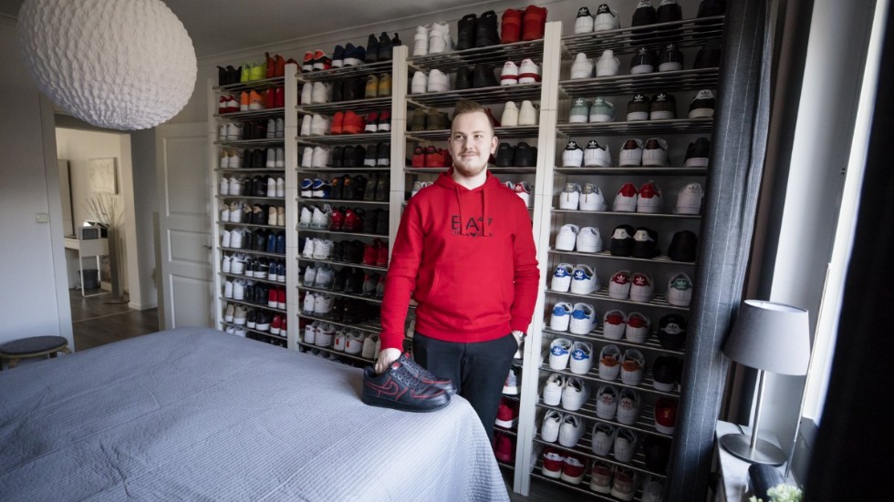 Jimmy Persson har uppskattningsvis lagt nästan en kvarts miljon kronor på sin hobby – att samla på skor. Drygt 200 par har han hemma i lägenheten i Katrineholm.