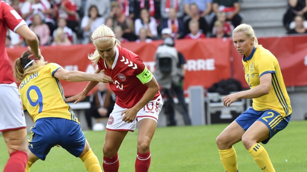 Pernille Harder i en duell mot Kosovare Asllani och Jonna Andersson under VM-kvalet 2018.