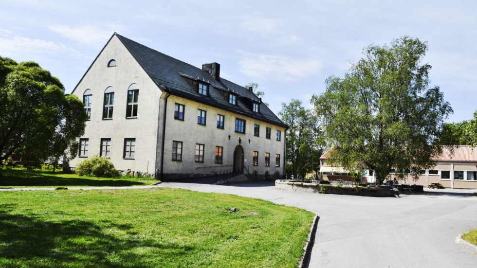 Turbulensen på Sunderby folkhögskola är besvärande för arbetarrörelsen i allmänhet och i synnerhet för huvudmännen ABF, LO och Unga Örnar.