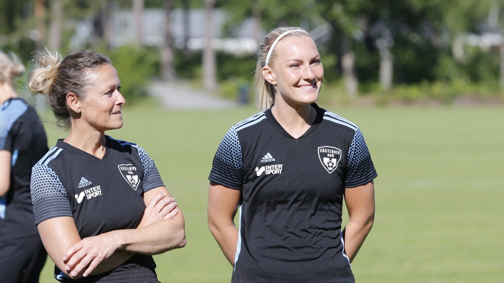 Pia Winness Jonsson och Vilma Winqvist blir två viktiga spelare för Västervik Damfotboll med sin rutin.