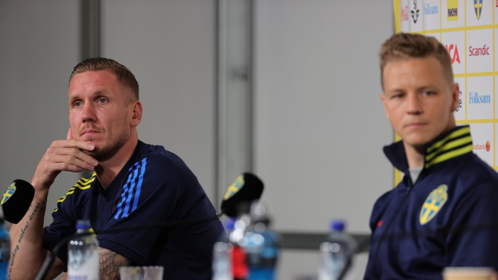 Robin Olsen och landslagets målvaktstränare Maths Elfvendal på dagens presskonferens.