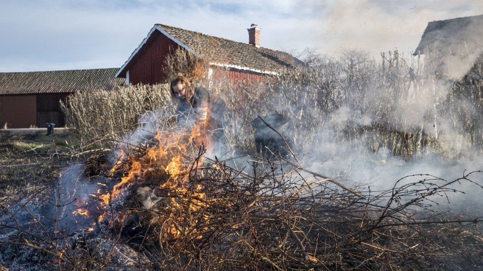 De nya reglerna kring eldning av trädgårdsavfall tolkas olika i olika kommuner. I Linköping är det inte längre tillåtet att elda om man inte fått dispens.