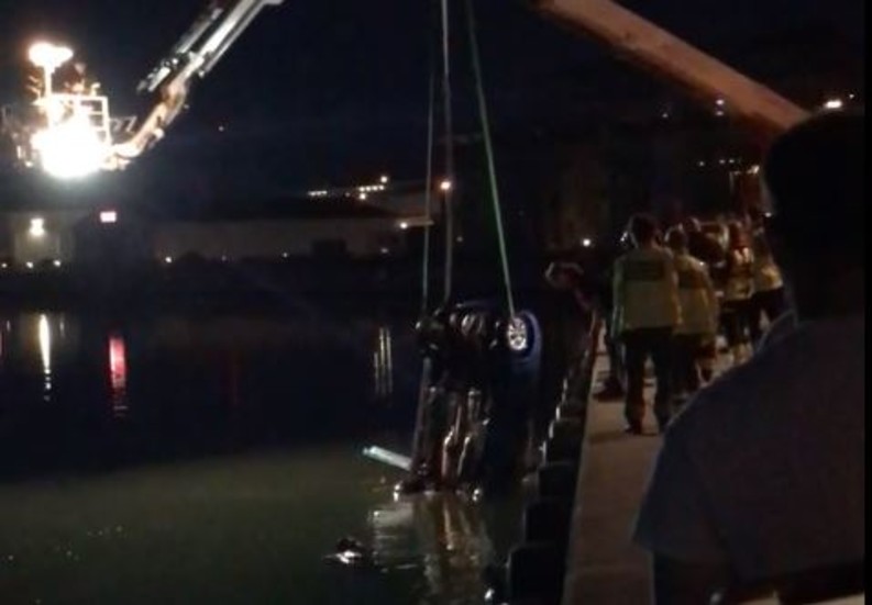 En bil körde av oklar anledning ner i vattnet vid Skeppsbrogatan vid 23-tiden på tisdagskvällen. 
