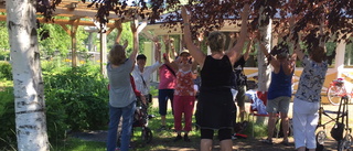 Qigong i Badhusparken i härligt sommarväder • Bjuder in till träning under hela juli månad