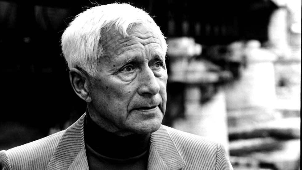 Ernst Jünger (1895–1998) var en av förra seklets med kontroversiella tyska författare.  Mest känd är han för sin första världskriget-memoar "I stålstormen". Han nominerades till Nobelpriset i litteratur hela fem gångar.